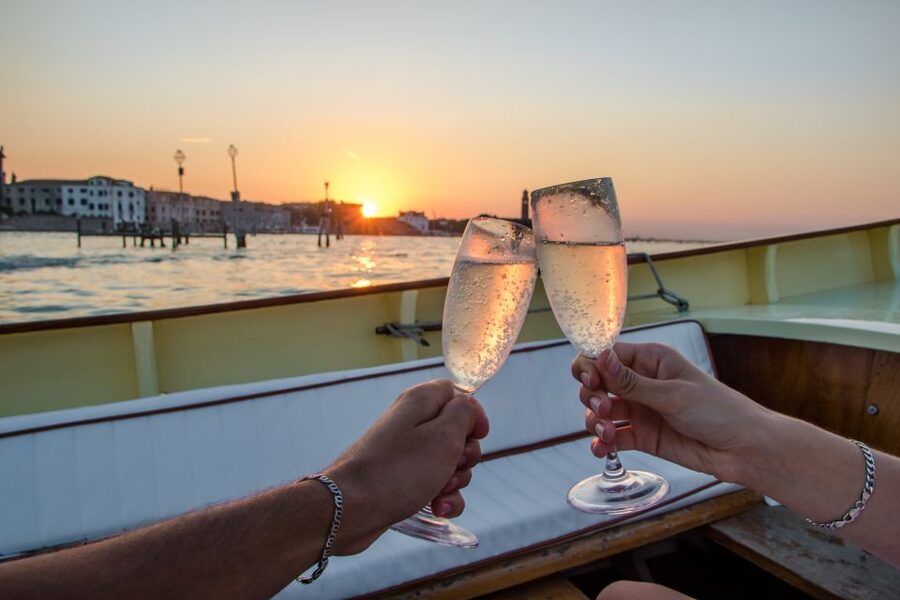 Venice: Sunset Cruise by Typical Venetian Boat - How the guide experience works: stories you can track while you move