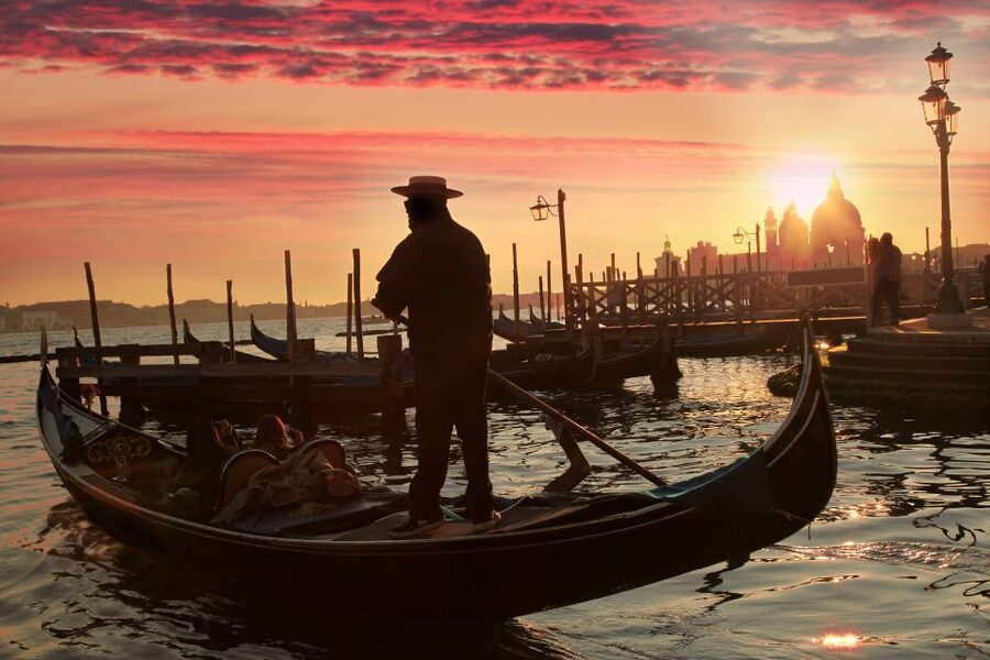 Venice: Sunset or Evening Gondola Tour - Key moments at a glance