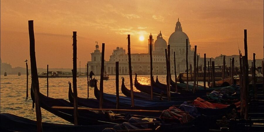 Venice: Sunset or Evening Gondola Tour - 30 minutes on a shared gondola: great value, quick pacing