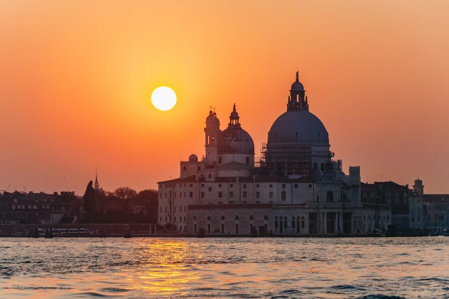 Venice: The Ghost & Legends Walking Tour - Where the tour starts: finding the guide near San Marco