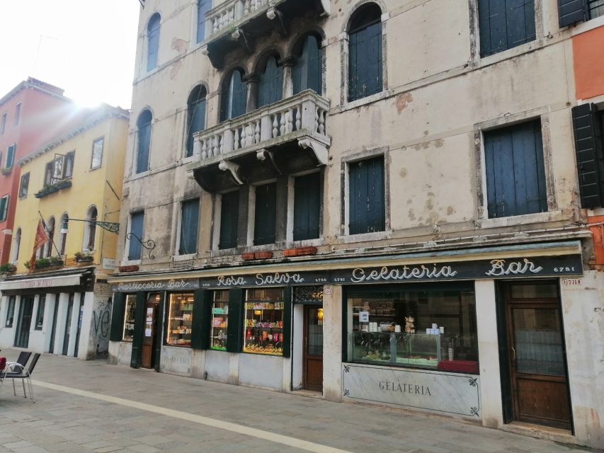 Venice: Traditional Cafés and Pastry Shops Walking Tour - The Canal Grande gondola ferry: a quick ride with big payoff
