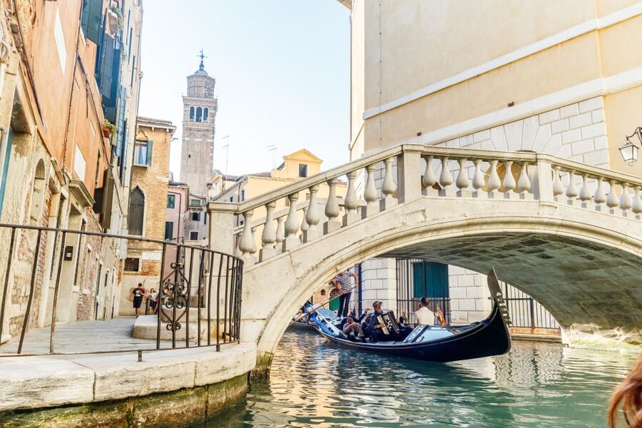 Venice: Traditional Shared Gondola Ride - Gondoliers and the On-Board Info Level (What to Expect From the Captain)