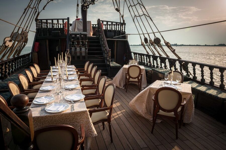 Venice: Venetian Lagoon Tour and Galleon Dinner - The Dinner: Prosecco, Wine, and a Long Multi-Course Meal