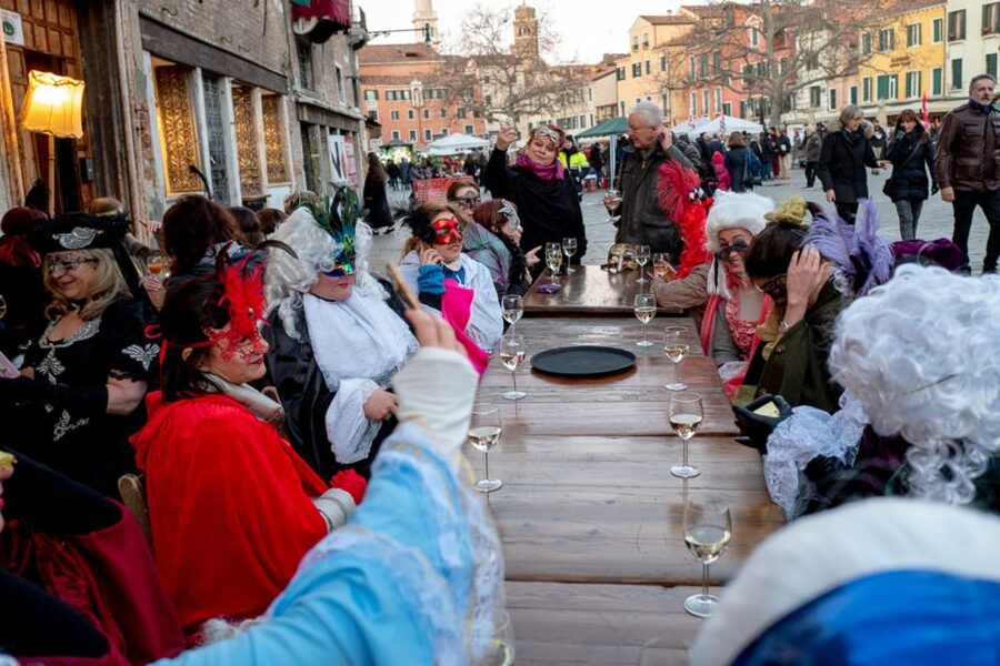Venice: Venetian Style Carnival Pub Crawl - A Carnival-themed bacari crawl is a smart way to see Venice at night