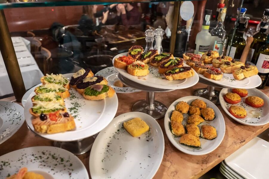 Venice: Venetian Style Carnival Pub Crawl - Stop 1: your first bacaro and the ombra culture