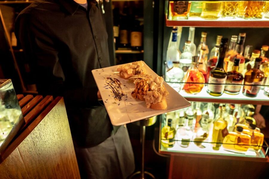 Venice: Venetian Style Carnival Pub Crawl - Pacing, crowds, and the winter-cold reality
