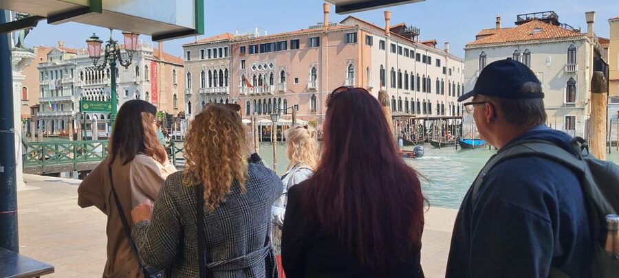 Venice: Walking Guided Tour of the City Must-See Sites - Finding the Group Near Ca’ Foscari: The Campiello dei Squelini Start