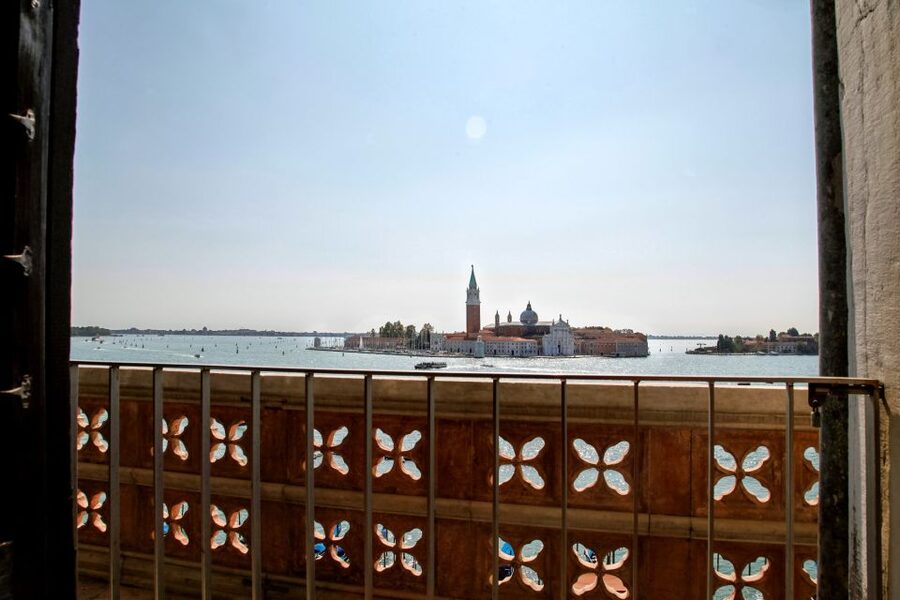 Venice: Walking tour, Doge Palace, & St. Mark's Basilica - The Pala d’Oro and the Altarpiece Moment