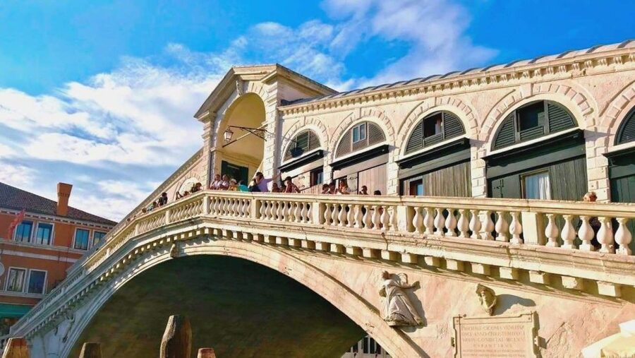 Venice Walking Tour from St. Mark's to Rialto Bridge - Reaching Rialto Bridge: The Payoff View at the End of the Walk