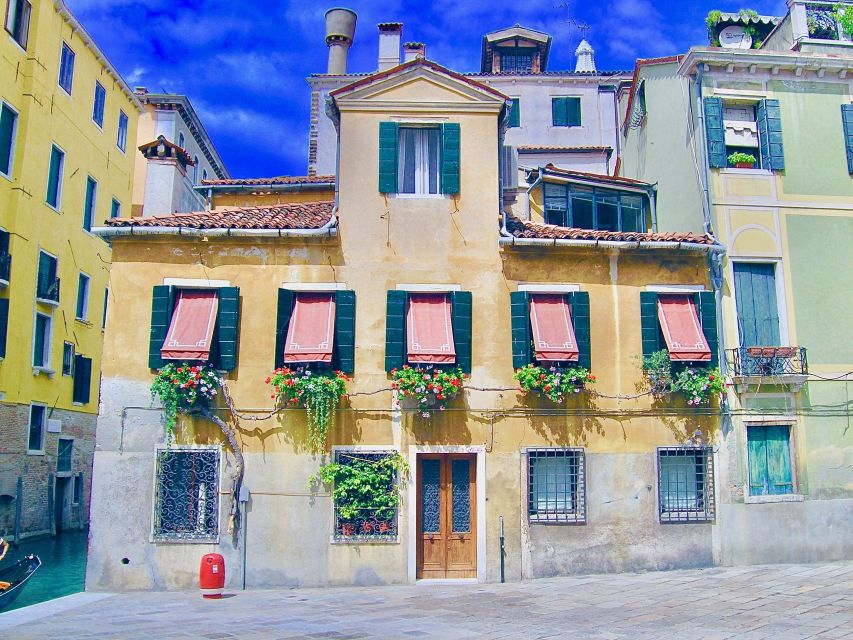 Venice: Walking Tour & Gondola Ride - Photo Strategy: Best Results on Narrow Streets and Between Bridges