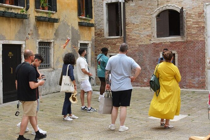 Venice Walking Tour with Gondola Ride Experience - Campi, campielli, and narrow calle: learning Venice by walking