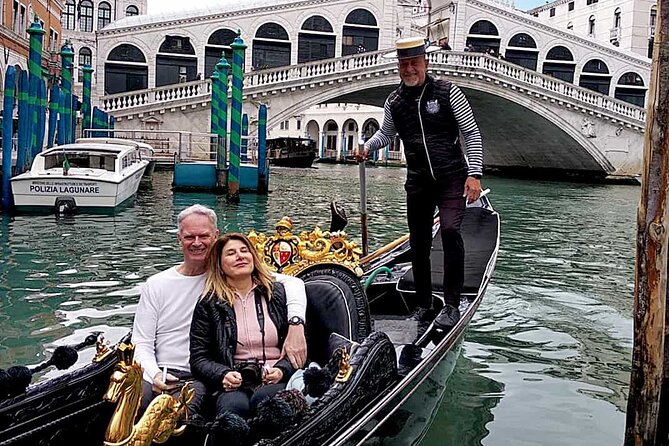 Walking Tour and Enchanting Gondola Journey in Venice - The Rialto Bridge Crossing: Where the Grand Canal Turns Into a Show