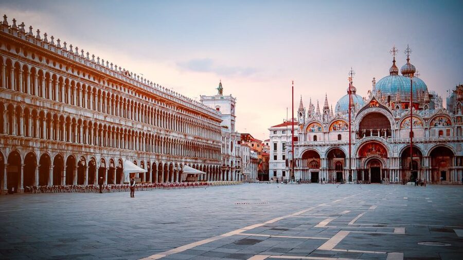 Walking Tour to Uncover the Hidden Venice - St. Mark’s Meeting Spot: getting your bearings fast
