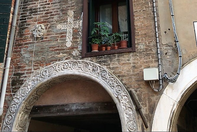 Welcome! Venice Sightseeing kickstart Tour with local guide, small group - Stop 3: Mercati di Rialto and how the market tells a city story