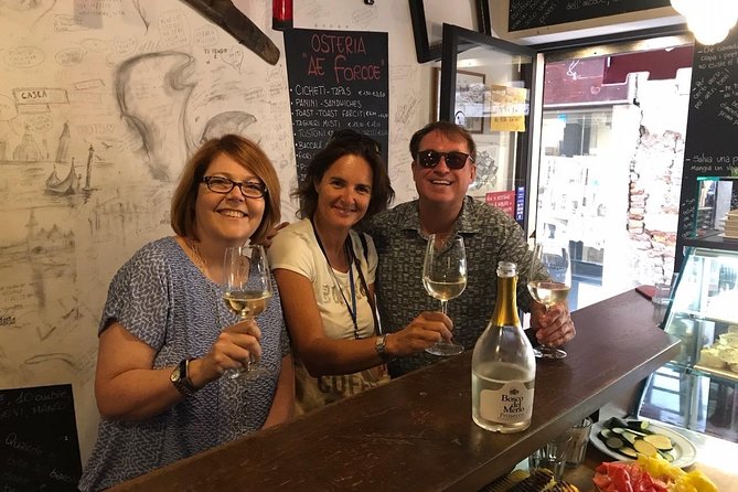 Wine & Food tasting in Venice with a Sommelier - San Polo bacari hopping: learning the cicchetti rhythm